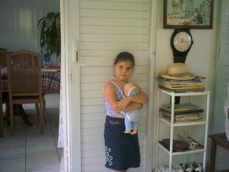 Ady qui joue a la maman
